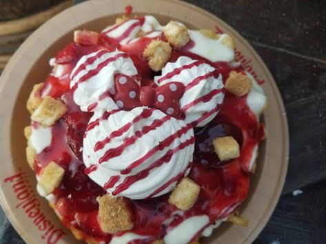 Strawberry Cheesecake Funnel Cake, Reeses Ice Cream, Food At Disneyland, Food Disneyland, Funnel Cake Fries, Best Disneyland Food, Funnel Cakes, Disneyland Food, Devils Food Cake