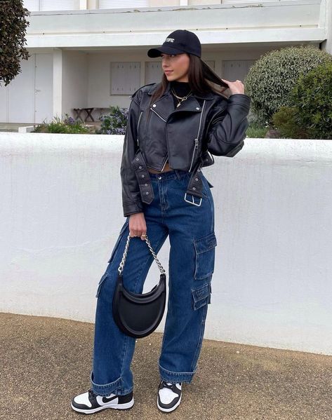 Cargo Jeans Outfit Winter, Cargo Jeans Aesthetic, Mains Couple, Cargo Jeans Outfit, Jeans Palazzo, Cold Outfit, Cargo Outfit, Outfits Con Jeans, Jeans Outfit Winter