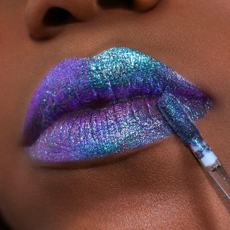 Teal Lipstick Looks, Witch Make Up Pretty, Light Purple Lipstick, Holographic Lipstick, Celestial Makeup, Fairy Eye Makeup, Lipstick Ideas, Holographic Lips, Holographic Makeup