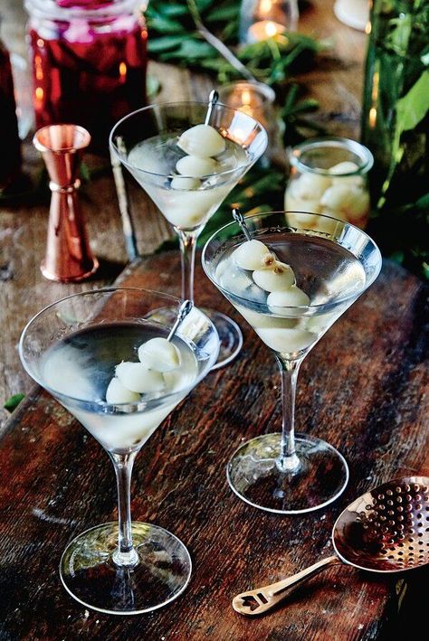 Make the perfectly pickled pearl onions to accompany this martini with this recipe: Pickled Pearl Onions. Make these up to a week ahead, and toss them in your favorite martini for a savory, salty kick. Enjoy these up to a month in the refrigerator.#drinks #drinksrecipes #drinkrecipes #drinkinspiration #rose #froze #frozenrose #frozencocktails Pickled Pearl Onions Recipe, Pickled Pearl Onions, Gibson Martini, Pearl Onions Recipe, Pearl Onion Recipe, Best Martini Recipes, Pickled Pears, Birthday Cocktails Recipes, Lemon Martini