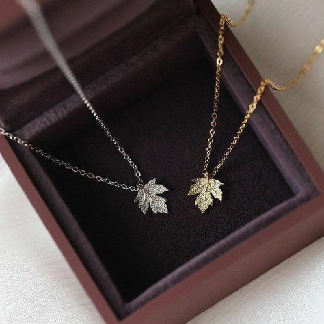 Maple Leaf Necklace, Pretty Jewelry Necklaces, Magical Jewelry, Gold Jewelry Simple, Classy Jewelry, Fancy Jewellery, Fancy Jewelry, Hand Jewelry, Fantasy Jewelry