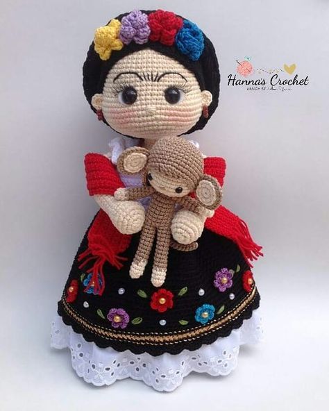 "La vida insiste en ser mi amiga y el destino mi enemigo" Frida #crochetdoll #amigurumidoll #crocheting #crochetinstagram Mexican Doll, Confection Au Crochet, Haken Baby, Crochet Lovers, Crochet Doll Pattern, Knitted Dolls, Amigurumi Free, Amigurumi Free Pattern, Knitted Toys