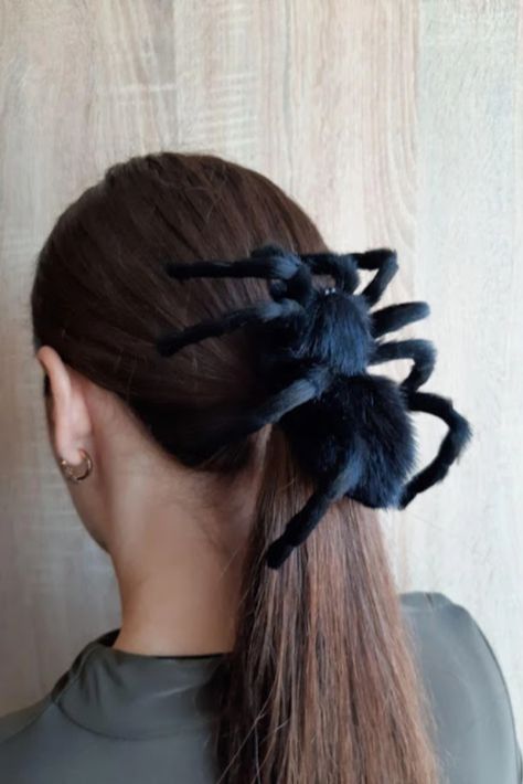 Lifelike Spider Art: Faux Spider Hair Clip Dark Fairy Cosplay, Scary Monster Art, Spider Makeup, Spider Hair, Gothic Hair Accessories, Spider Brooch, Fairy Cosplay, Gothic Hairstyles, Dark Fairy