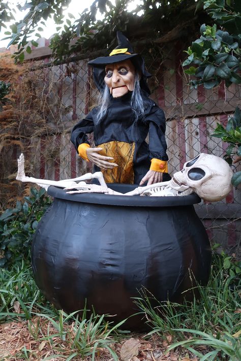 How To Make A Cauldron For Halloween, Witches Decorations Outdoor, Diy Large Witch Cauldron, How To Make A Witches Cauldron, Giant Cauldron Diy, Halloween Witches Decorations Outdoor, Halloween Witches Decorations, Diy Large Cauldron, Diy Cauldron Halloween Prop