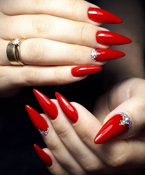 Get ready to make a bold style statement this summer with stunning red nails that exude confidence and beauty. Shiny Nails Designs, Feet Nail Design, Makeup Nails Designs, Sassy Nails, Nails Design With Rhinestones, Chrome Powder, Nails Salon, Almond Acrylic Nails, Red Nail