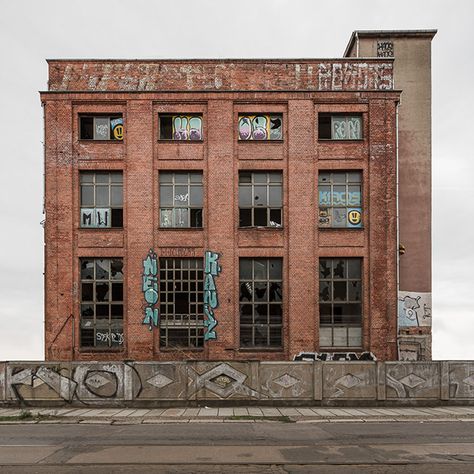 Awaiting on Behance Paper Models House, Industrial Loft Design, Abandoned Factory, Train Miniature, Warehouse Design, Building Front, Old Warehouse, Model Train Scenery, Industrial Architecture