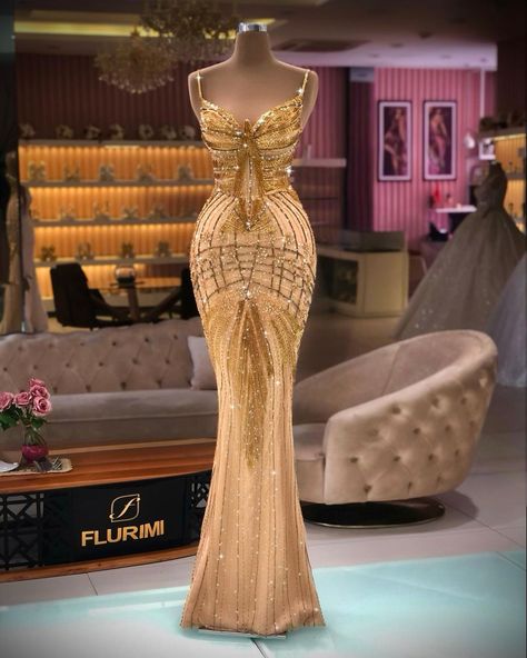 Roaring 20s Prom Dresses, 20s Prom Dress, Obx Season 3, Baju Kahwin, Gold Formal Dress, Met Gala Dresses, Gold Prom Dresses, Senior Prom Dresses, Birthday Idea