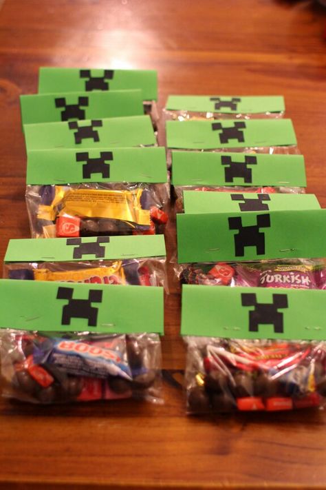 Mindcraft Party Favors, Minecraft Party Snacks, Minecraft Party Bags, Minecraft Birthday Party Decorations Cricut, Minecraft Party Invitations, Birthday Barbecue, Minecraft Birthday Giveaways, Tnt Pinata Minecraft, Minecraft Party Printables