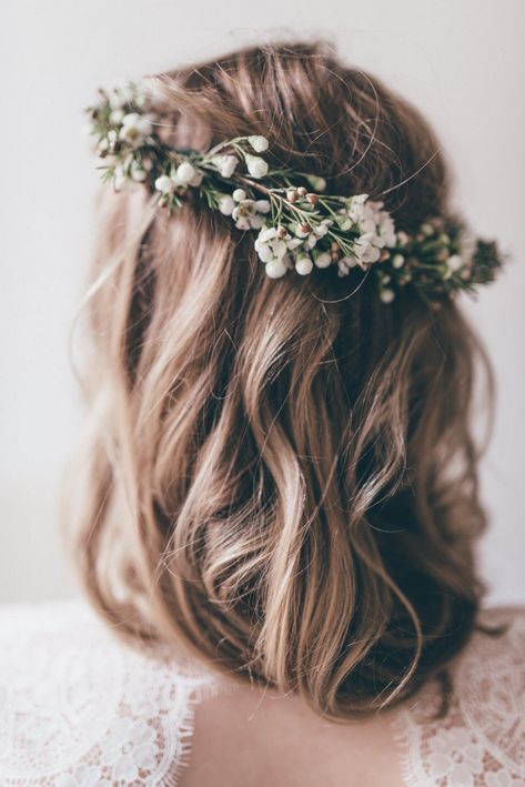 How To Use Pretty Petals in your Spring Wedding rockmywedding.co.uk – paulinaweddings.com Simple Flower Crown, Hair Brunette, Bridal Flower Crown, Simple Hair, Fishtail Braid, Hair Flowers, Bridal Separates, Flower Crown Wedding, Floral Headpiece