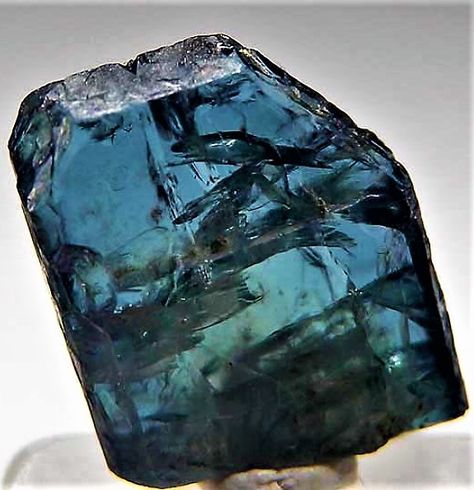 Alexandrite Crystal, Pretty Rocks, Cool Rocks, Beautiful Rocks, Mineral Stone, Minerals And Gemstones, Rocks And Gems, Rare Gemstones, Gems And Minerals