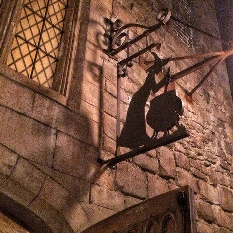 The Leaky Cauldron Cauldron Aesthetic, The Leaky Cauldron, Harry Potter Diagon Alley, Harry Potter Halloween Party, Leaky Cauldron, Harry Potter Room Decor, Harry Potter Illustrations, Potter Aesthetic, Witch Cottage