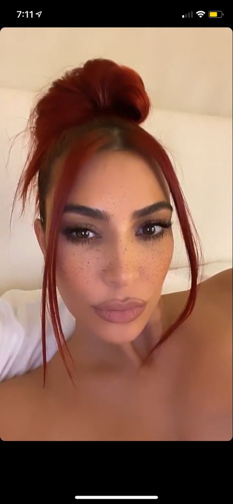 Kylie Jenner Red Hair, Cherry Red Hair Color, Chris Appleton, Kim And Kylie, Fiery Red Hair, Cherry Red Hair, Instagram Baddies, Kardashians Jenner, Kardashian Photos