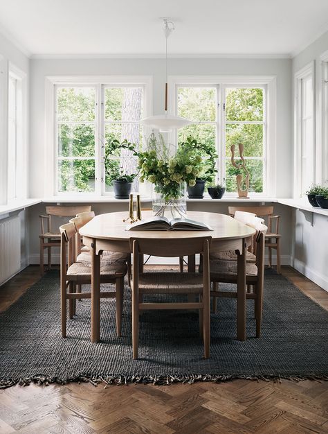 At home with                                                                                                                                                     Más Dining Room Table And Chairs, Scandinavian Dining Room, Scandinavian Dining, Dining Room Inspiration, Design Del Prodotto, Best Dining, Style At Home, Scandinavian Home, Dining Room Design