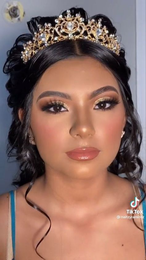 Red Quince Theme Makeup, Gold 15 Makeup, Makeup Ideas For Quinceanera Red, Quincera Makeup Natural, Quinceanera Gold Makeup, Gold Makeup For Quinceanera, Quince Natural Makeup Looks, Quince Champagne Makeup, Quince Makeup Blue And Gold