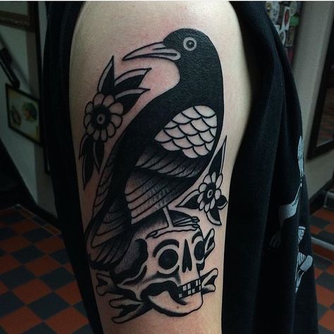 Black skull and raven tattoo inked on the right upper arm Raven And Skull Tattoo, Traditional Tattoo Crow, Raven Skull Tattoo, Skull Tattoo Designs, Belly Tattoos, Ribcage Tattoo, Crow Tattoo, Raven Tattoo, Raven Skull