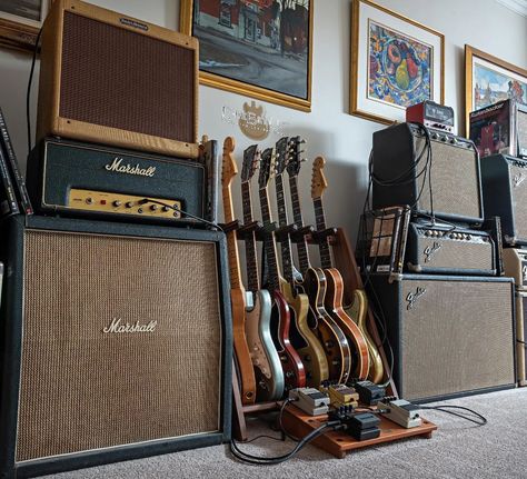 Studio Guitar Room, Vinyl Room Ideas, Guitar Workshop, Music Building, Music Room Office, Guitar Studio, Guitar Storage, Rehearsal Studios, Flat Interior Design