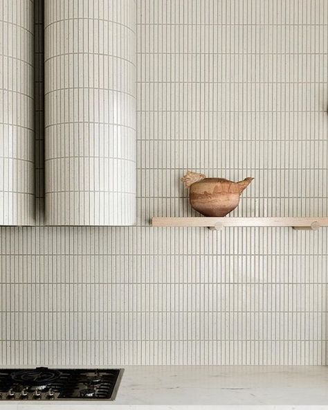 THE DESIGNORY on Instagram: “We're a tad obsessed with this kitchen featuring vertical pencil tiles in matching neutral beige tone. A perfect design feature to create…” Building Interior Design, Pencil Tile, Surf Lodge, Building Interior, Summer Kitchen, Quiet Moments, Neutral Beige, Interior Projects, Wood Kitchen