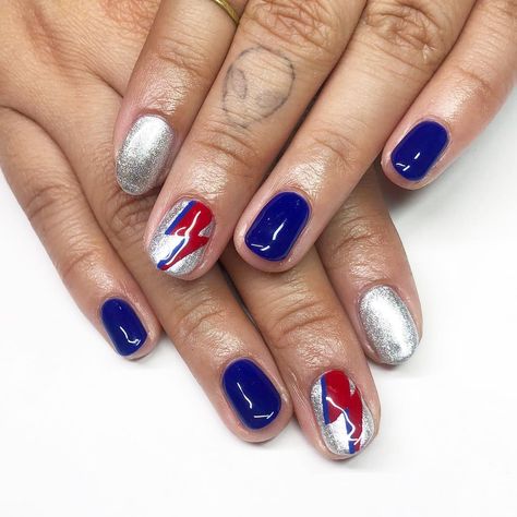 David Bowie Inspired Nails, David Bowie Makeup Looks, Bowie Nails Art, Bowie Nails, David Bowie Inspired Jewelry, David Bowie Makeup Ziggy Stardust, David Bowie Blue Eyeshadow, Ideas Uñas, Kristina Bazan