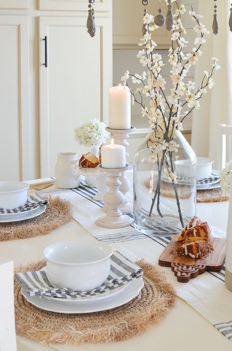 A Rustic Farmhouse Brunch Tablescape. Rustic Brunch, Dining Table Decor Everyday, Brunch Tablescape, Centerpieces Christmas, Centerpieces Table, Spring Table Settings, Centerpieces Ideas, Dining Room Table Centerpieces, Tafel Decor