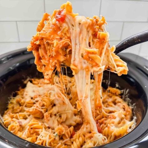 Crock pot Alfredo Marinara Chicken Pasta - Jordo's World Chicken Parm Pasta Crock Pot, Crock Pot Alfredo, Alfredo Slow Cooker, Marinara Chicken, Crockpot Party, Crockpot Party Food, Crockpot Chicken Spaghetti, Crockpot Chicken Alfredo, Italian Chicken Crockpot