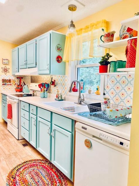 Retro Country Kitchen, Pioneer Woman Inspired Kitchen, Yellow Farmhouse Kitchen, Cute Kitchen Ideas, Colorful Farmhouse Kitchen, 50s Farmhouse, Grandma Chic Decor, Yellow Country Kitchens, Yellow Kitchen Designs