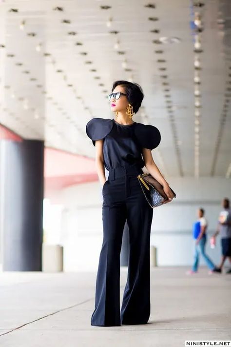 How to Style All-Black Outfits Without Looking Boring – Svelte Magazine Black High Waisted Pants, Mode Chic, Blouse Outfit, Mode Style, Wearing Black, High Waisted Pants, Fashion Sense, Fashion Advice, Passion For Fashion