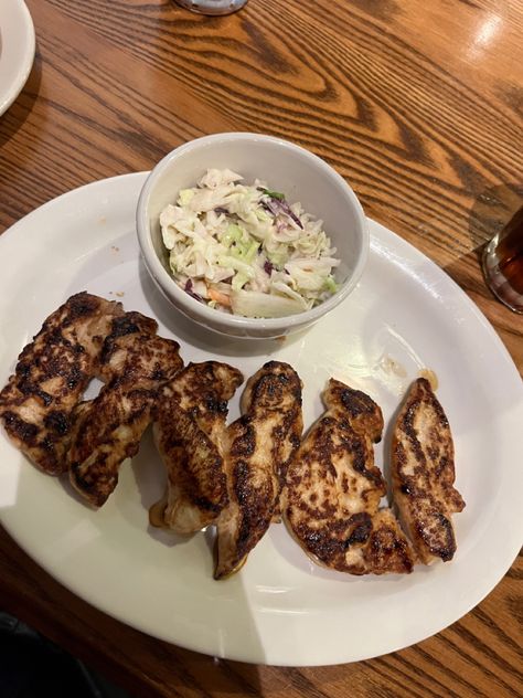 Dinner Aesthetic Restaurant, Cracker Barrel Grilled Chicken, Aesthetic Food Photography, Lunch Aesthetic, Cravings Food, Aesthetic Restaurant, Grilled Chicken Tenders, Aesthetic Dinner, Dinner Aesthetic