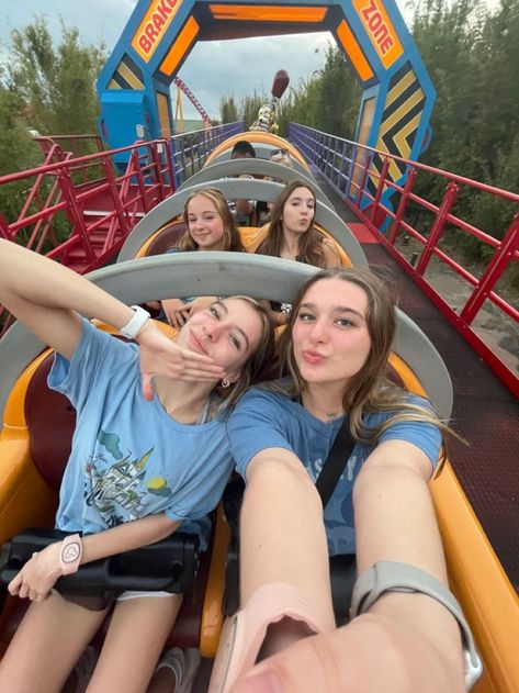 Girlhood Friendship, Europa Park, Disney Photo Ideas, Friend Activities, Shotting Photo, Summer Goals, Cute Friend Photos, Disney Photos, Summer Plans