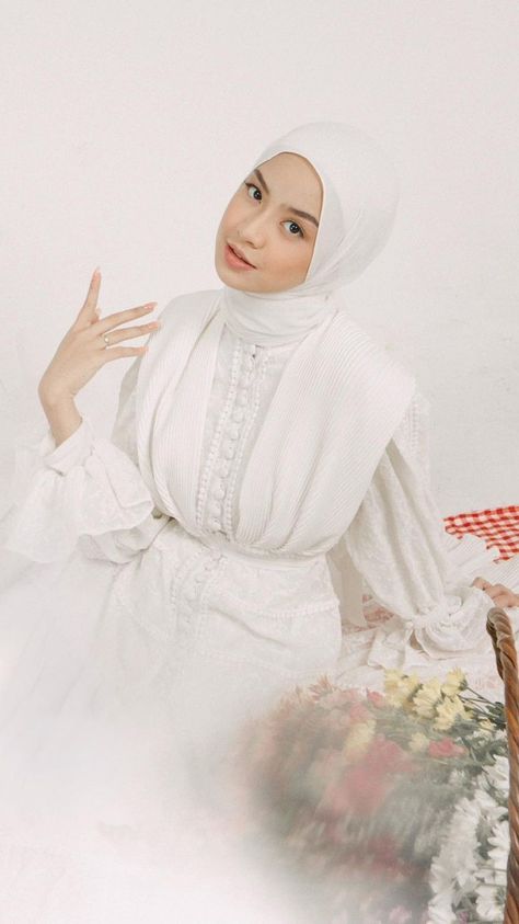 Nashwa Instagram Feed Planner, Hijabi Outfit, Muslim Style, Fashion Tutorial, Beautiful Hijab, Beautiful Dress, Photo Poses, Hijab Fashion, Beautiful Dresses