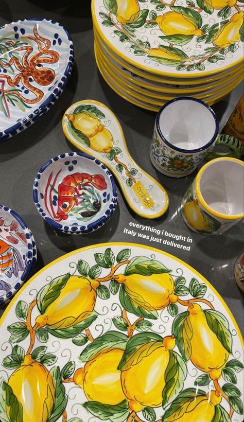 Mediterranean Plates, Italy Table, Italian Plates, Mediterranean Aesthetic, Farm Lifestyle, Charming Kitchen, Funky Decor, Keramik Design, Italian Pottery