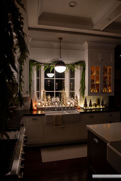 Farmhouse Kitchen Inspiration, Indoor Christmas Lights, Centerpiece Christmas, Christmas Interiors, Christmas Decorations For The Home, Stunning Kitchens, Kitchen Window, Christmas Kitchen, Ideas Living Room