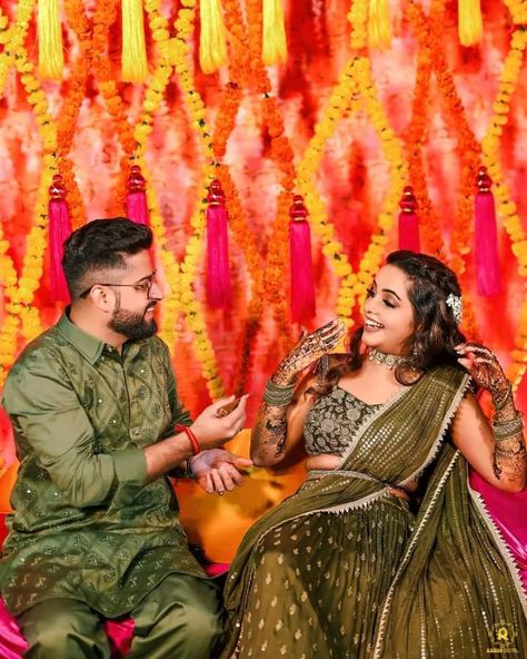 Groom Mehendi Poses, Groom Mehandi Poses, Mehandi Portraits, Mahendi Pose, Mehndi Couple, Mehandi Shoot, Mehandi Pose, Shadi Photo, Groom Mehandi