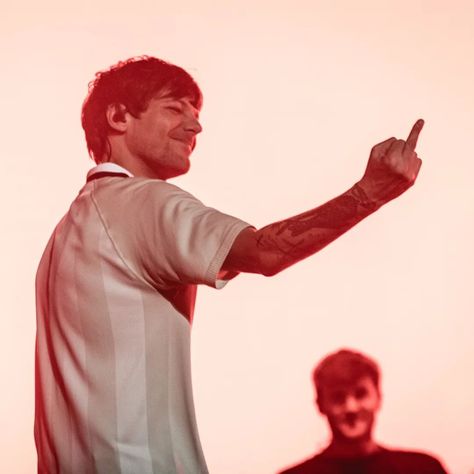 Louis Tomlinson Live, Flipping Off, Louis (one Direction), Louis Williams, Love On Tour, Liam Payne, Louis Tomlinson, In A Heartbeat, I Love Him