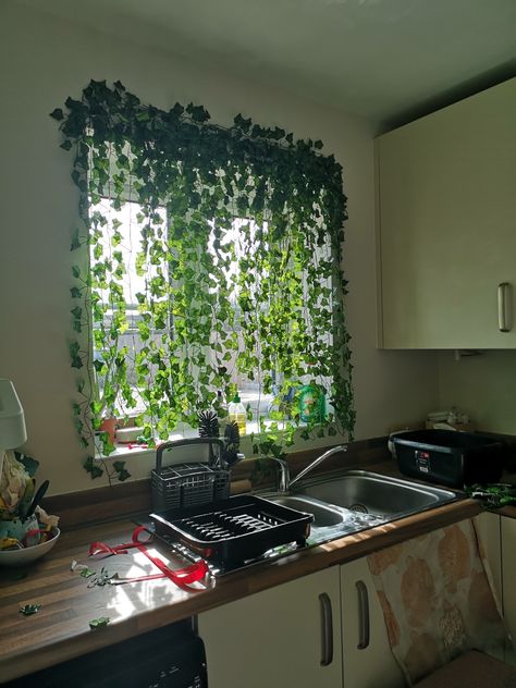 Plant Garland Decor, Fake Vine Decor Ideas, Vines Around Windows Indoor, Ivy Window Decor, Hanging Ivy Decor, Fake Vines Decor Bathroom, Decorating With Fake Ivy Vines, Vines In Kitchen, Vine Window Decor