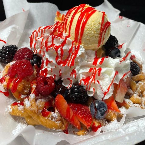 Carnival Eats Recipes, Mini Funnel Cakes, Funnel Cake Recipe, State Fair Food, Funnel Cakes, Food Fair, Impressive Desserts, Yummy Alcoholic Drinks, Junk Food Snacks