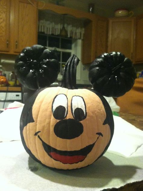 Disney inspired pumpkins to celebrate your favorite film Pumpkin Animals, Disney Pumpkin Painting, Story Book Pumpkin, Mouse Pumpkin, Character Pumpkins, Disney Pumpkin Carving, Pumpkin Books, No Carve Pumpkin Decorating, Mickey Mouse Pumpkin