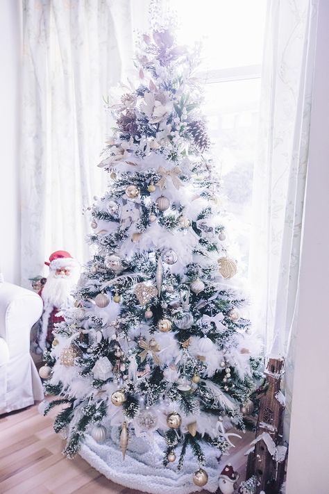 Feather Boa Christmas Tree Feather Boa Christmas Tree, Boa Christmas Tree, Bedroom Design Farmhouse, Christmas Tree Feathers, Vintage Living Room Design, Farmhouse Bedroom Design, Living Room Design Boho, Balcony Decor Ideas, Bedroom Design Modern