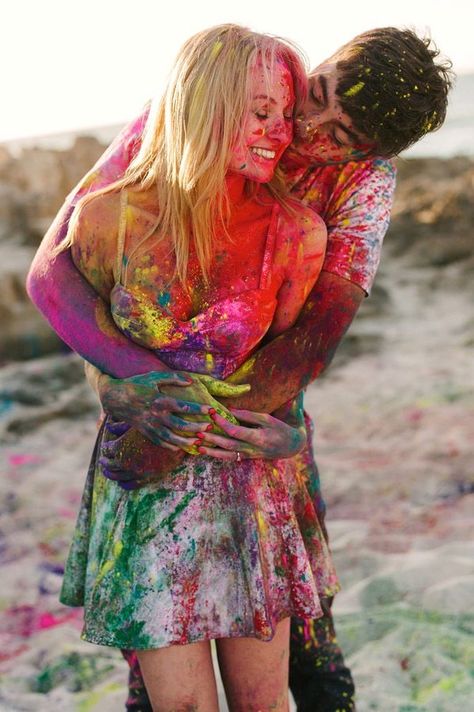 Funny Engagement Photos, Holi Girls, Holi Pictures, Holi Photo, Cute Engagement Photos, Engagement Photo Poses, Photo Poses For Couples, Couple Photography Poses, Couple Shoot