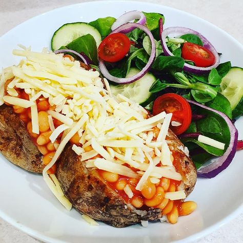 Sarah SW on Instagram: “🥔🧀CHEESY BEAN JACKET POTATO🥔🧀 • • Quick tea, jacket potatoes with cheese and beans (hex) with salad. Love a jacket potato ❤🥗 • •…” Potatoes With Cheese, Jacket Potatoes, Jacket Potato, Cheese Potatoes, Brown Hairstyles, A Jacket, Recipe Collection, Potato Recipes, Meal Ideas