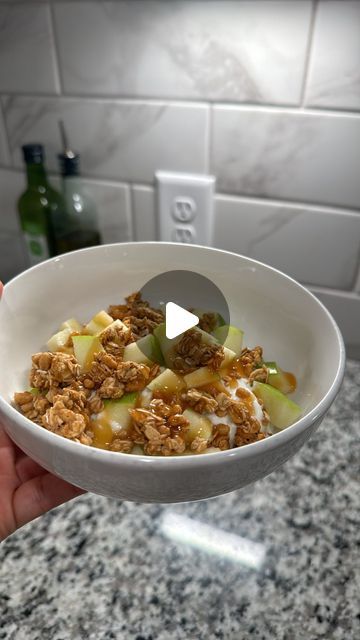 Pinky’s Kitchen on Instagram: "Caramel apple granola bowl ☺️🍏 

#snacky #apple #granola #parfait #caramelapple" Carmel Syrup, Granola Oats, Apple Granola, Granola Bowl, Granola Parfait, Green Apples, Caramel Apple, Fitness Journal, Green Apple