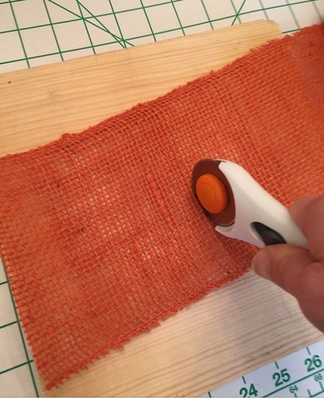 Cute orange burlap with rotary tool to make burlap pumpkin wreath Burlap Bubble Wreath, Easy Burlap Wreath, Burlap Pumpkin Wreath, Pumpkin Wreath Diy, Sunflower Burlap Wreaths, Burlap Wreath Tutorial, Burlap Flower Wreaths, Easy Fall Wreaths, Burlap Pumpkins