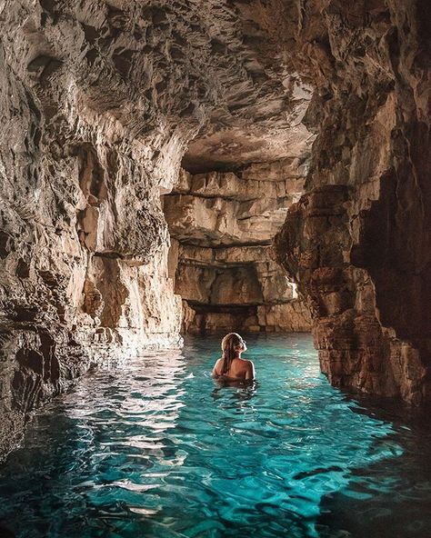 Cave Photoshoot, Blue Cave Croatia, Cave Photography, Mermaid Cave, Dark Souls Wallpaper, Cave Pool, Cave Photos, Beach Photo Inspiration, Underwater Caves