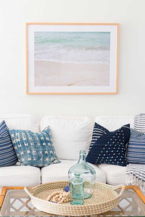 INDIGO COLOR TREND | The beautiful Indigo textiles from West Africa Coastal Living Rooms Ideas, Art Above Sofa, Summer Living Room Decor, Summer Living Room, Coastal Living Rooms, Summer Living, Coastal Living Room, Beach Cottage Style, House Decorating