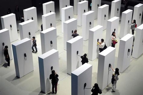 Interactive Design Installation, Art Exhibition Design, White Pillars, Museum Exhibition Design, Interactive Installation, Phone Art, Exhibition Display, Video Installation, Art Installation