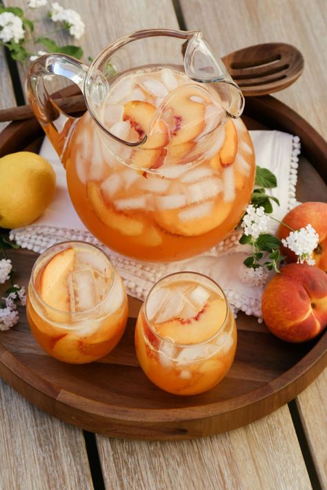 Vodka Peach Schnapps Lemonade, Spiked Peach Lemonade, Peach Vodka Drinks, Spiked Lemonade Recipe, Peach Sangria Recipe, Spiked Lemonade, Peach Vodka, Peach Cocktail, Lifestyle Editorial