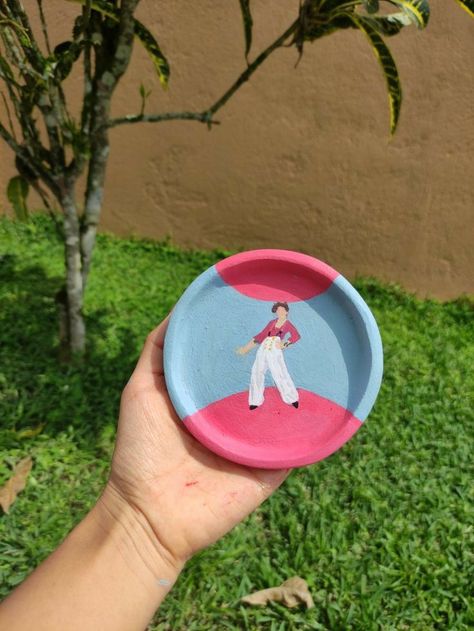 Harry Styles Pottery Ideas, Harry Styles Clay Art, Harry Styles Inspired Pottery Painting, Pottery Painting Ideas Harry Styles, Harry Styles Ceramic Ideas, Clay Harry Styles, Harry Styles Pottery Painting, Harry Styles Art Paint, Harry Styles Diy Crafts