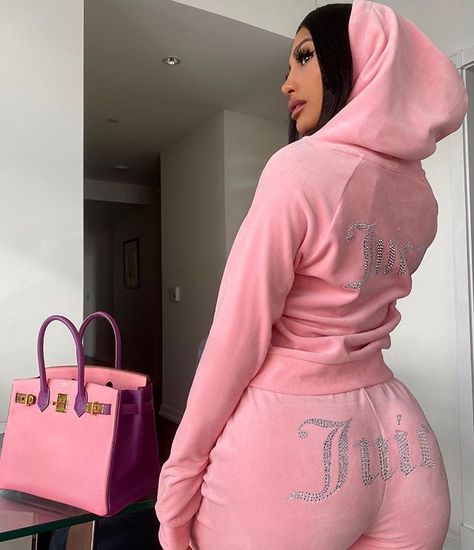 Gallienne Nabila, Juicy Couture Clothes, 18th Birthday Outfit, Juicy Couture Tracksuit, Designer Streetwear, Instagram Model, Really Cute Outfits, Winter Fashion Outfits, Cute Fashion