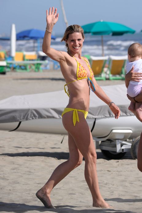 Michelle Hunziker, bikini giallo solare Pins