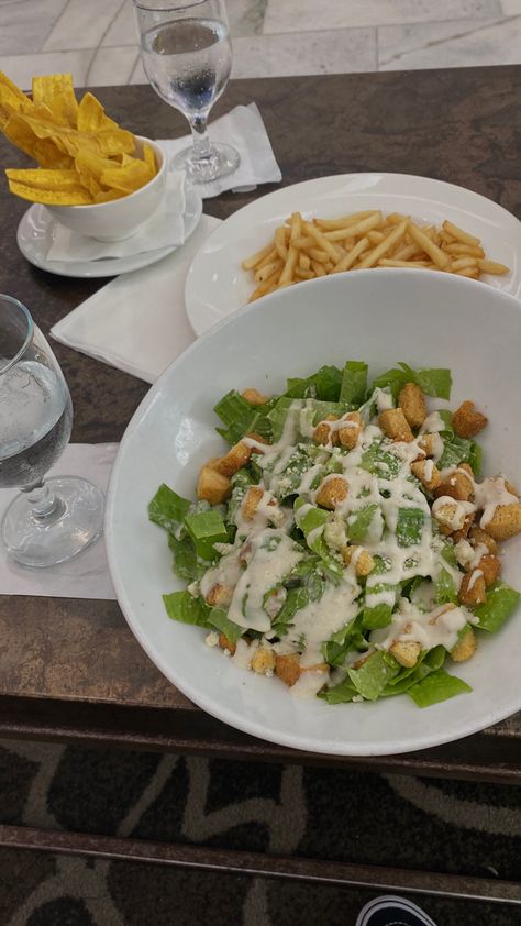 Salad And Fries Aesthetic, Chicken Caesar Salad Aesthetic, Salade Aesthetic, Summer Lunch Aesthetic, Salad Asthetic Picture, Salat Aesthetic, Aesthetic Salads, Chicken Salad Aesthetic, Caesar Salad Aesthetic