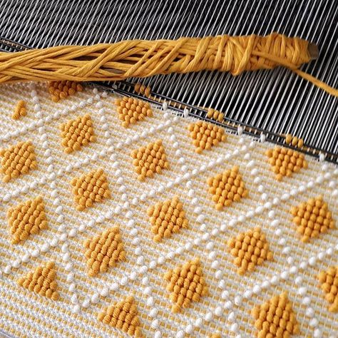 Weaving Machine, Weaving Loom Diy, Weaving Loom Projects, Weaving Wall Hanging, Rigid Heddle Weaving, Weaving Tutorial, Weaving Rug, Diy Weaving, Weaving Textiles